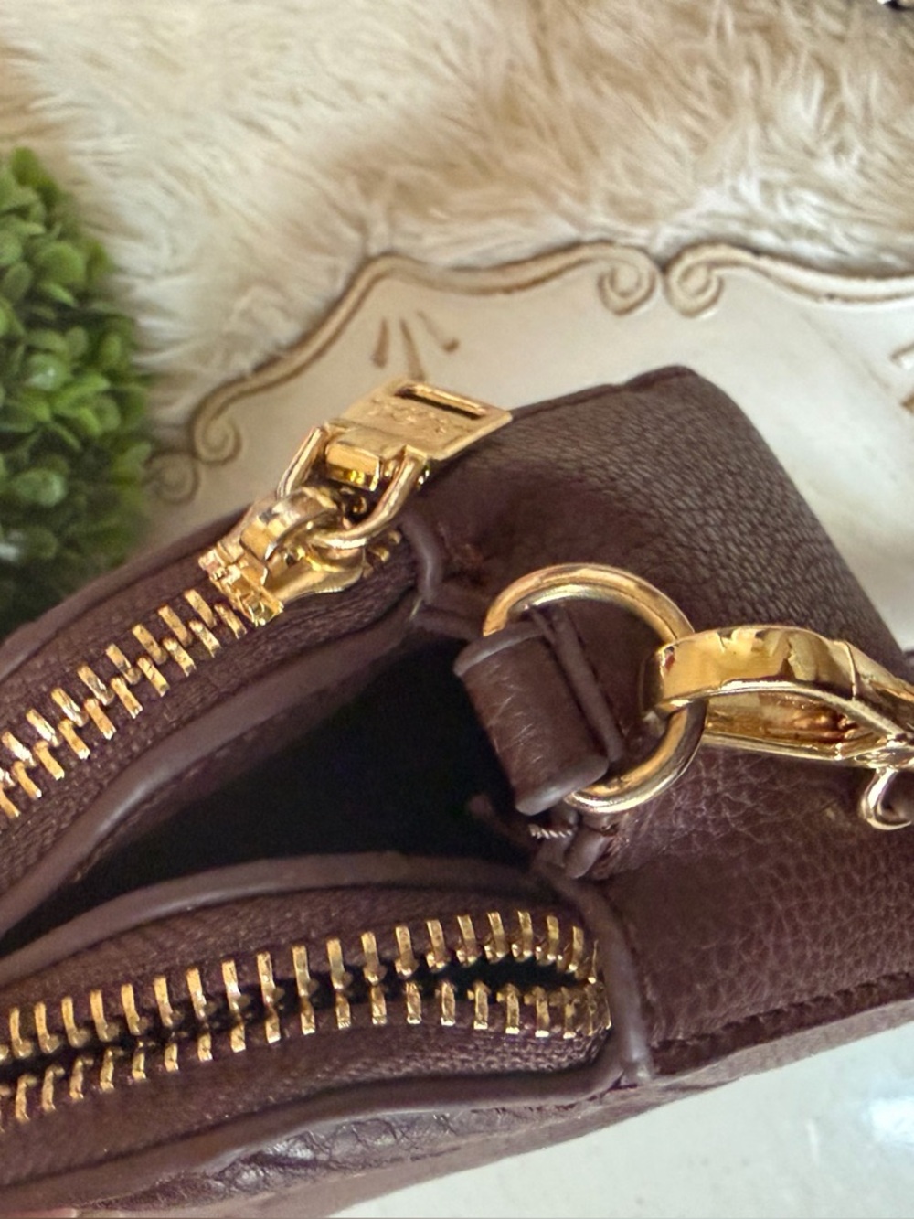 Stuff a bag Steve Madden Chocolate Brown faux Leather Crossbody - Picture 6 of 11